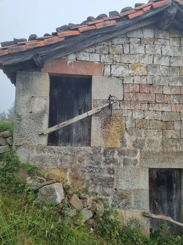 Cabaña de piedra en la sierra del Escudo