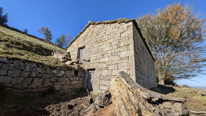 Cabaña de piedra para reformar en La Sota