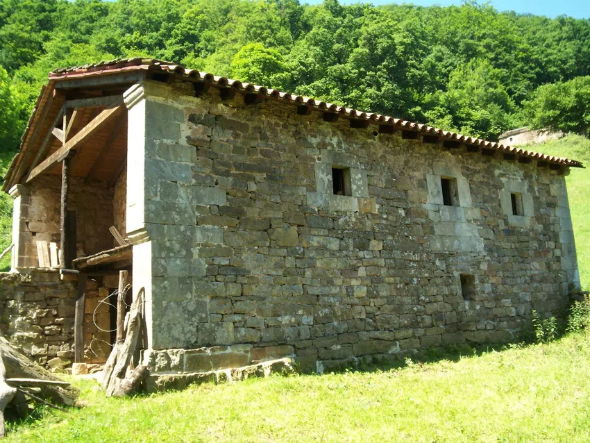 Cabaña tradicional de piedra en San Pedro del Romeral