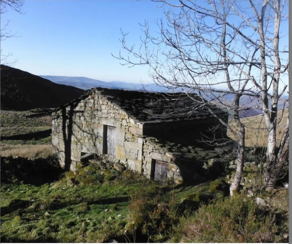 Dos cabañas de piedra en Bustaleguín