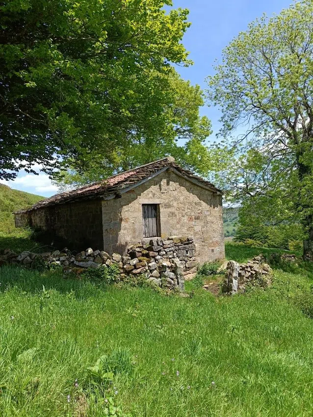 Cabaña pasiega con terreno en La Penilla