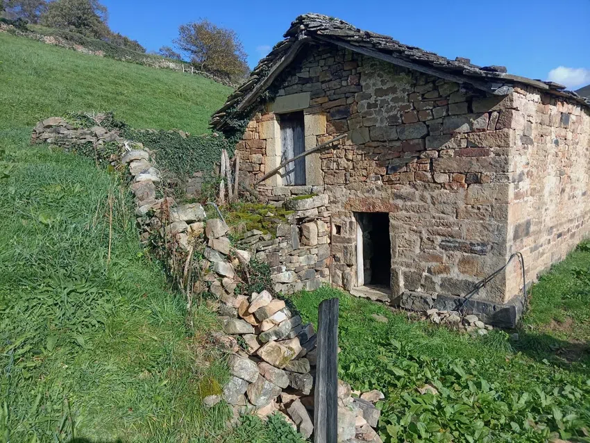 Cabaña de piedra para rehabilitar en San Pedro