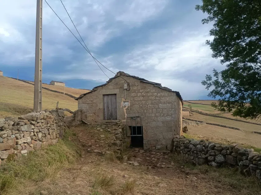 Cabaña de piedra para reformar en La Sota