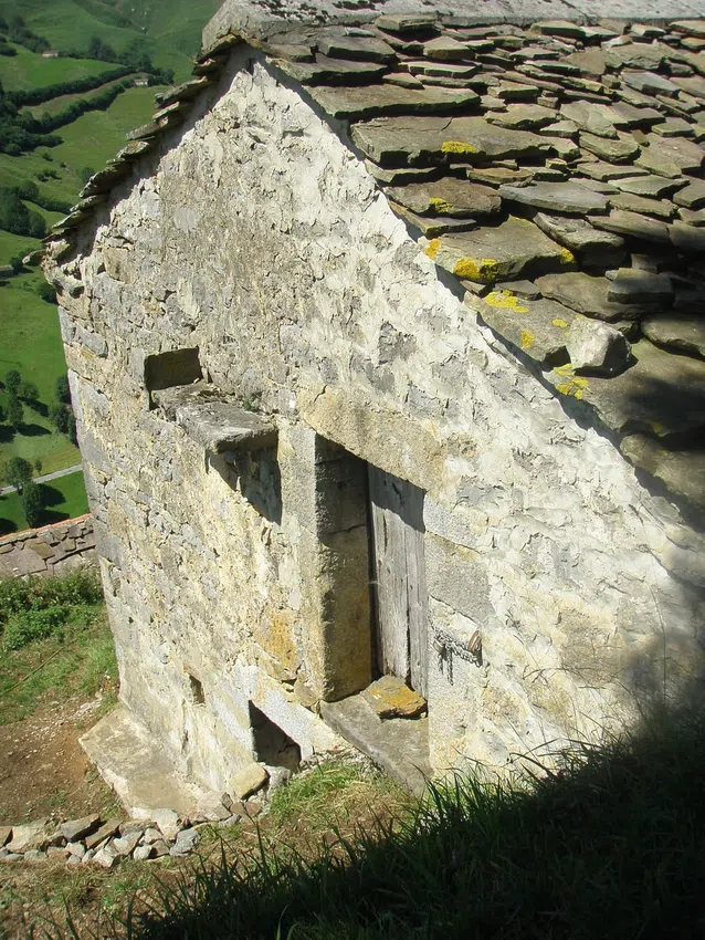 Cabaña pasiega de lastra en La Concha