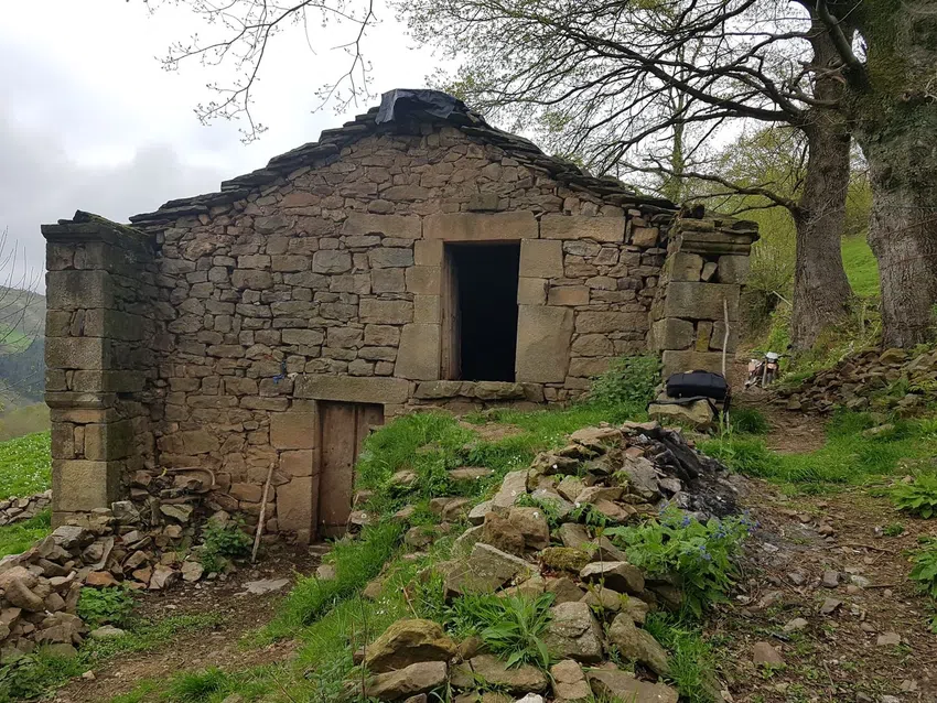 Cabaña de piedra junto al río Troja